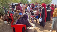 Wad Medani, Aj Jazirah State, Sudan, Distribution of hot meals at Suwar IDP gathering site near Wad Medani, Aj Jazirah State, Oct 2023