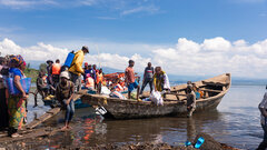 Minova, Democratic Republic of Congo, The lake route remains the only access route to Minova. Travelers arrive in small boats, including many displaced people.
