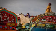 KANDAHAR, SOUTHERN AFGHANISTAN, A young Afghan girl waits for her family to receive assistance at Spin Boldak border crossing.